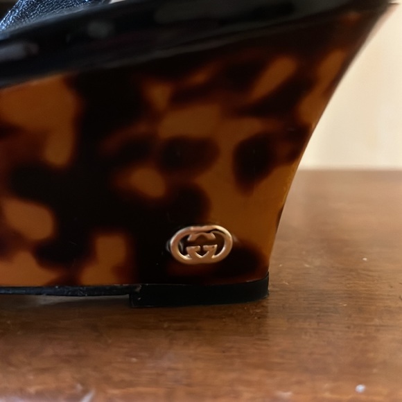 EUC Gucci Patent Leather Peep Toe Tortoise Wedge Sandal - Picture 3 of 10